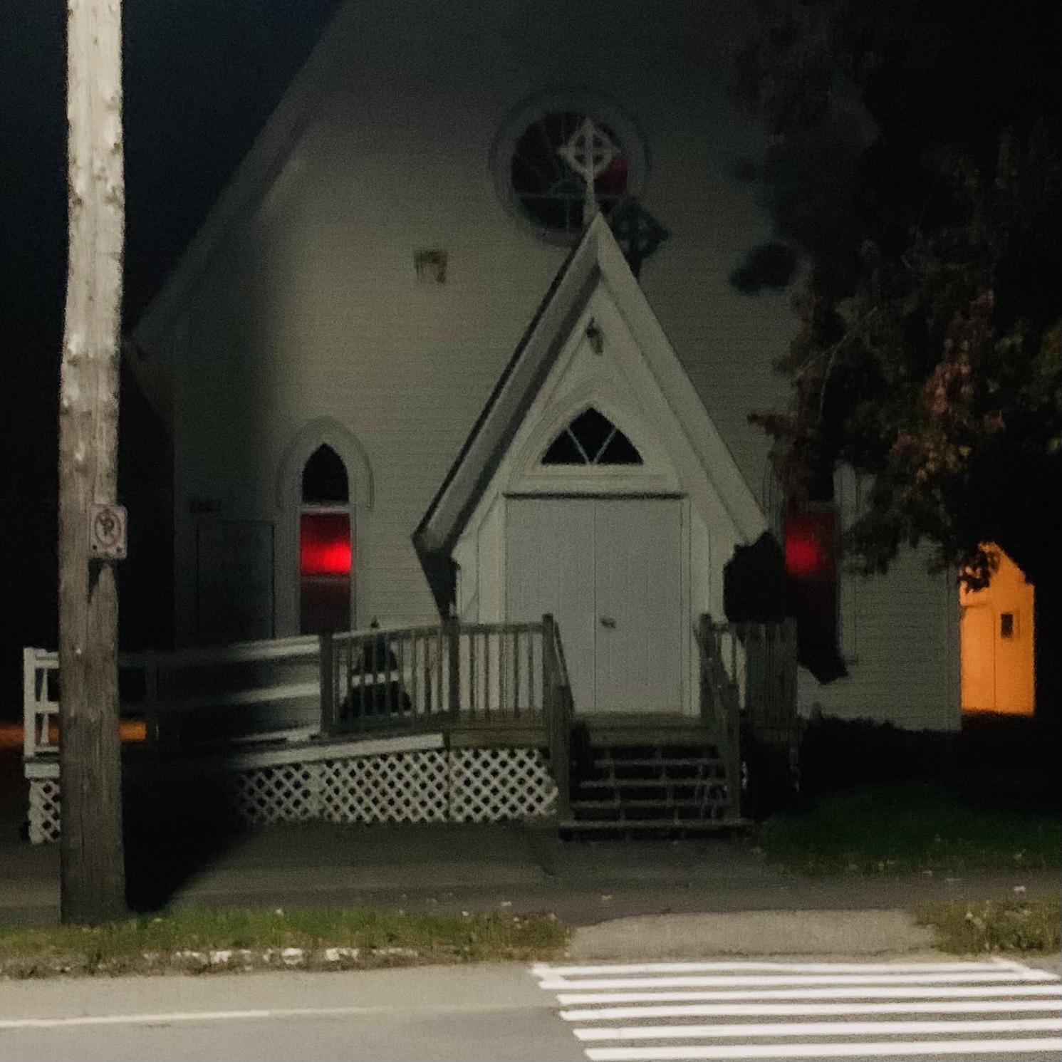 Красный свет в окнах церкви
