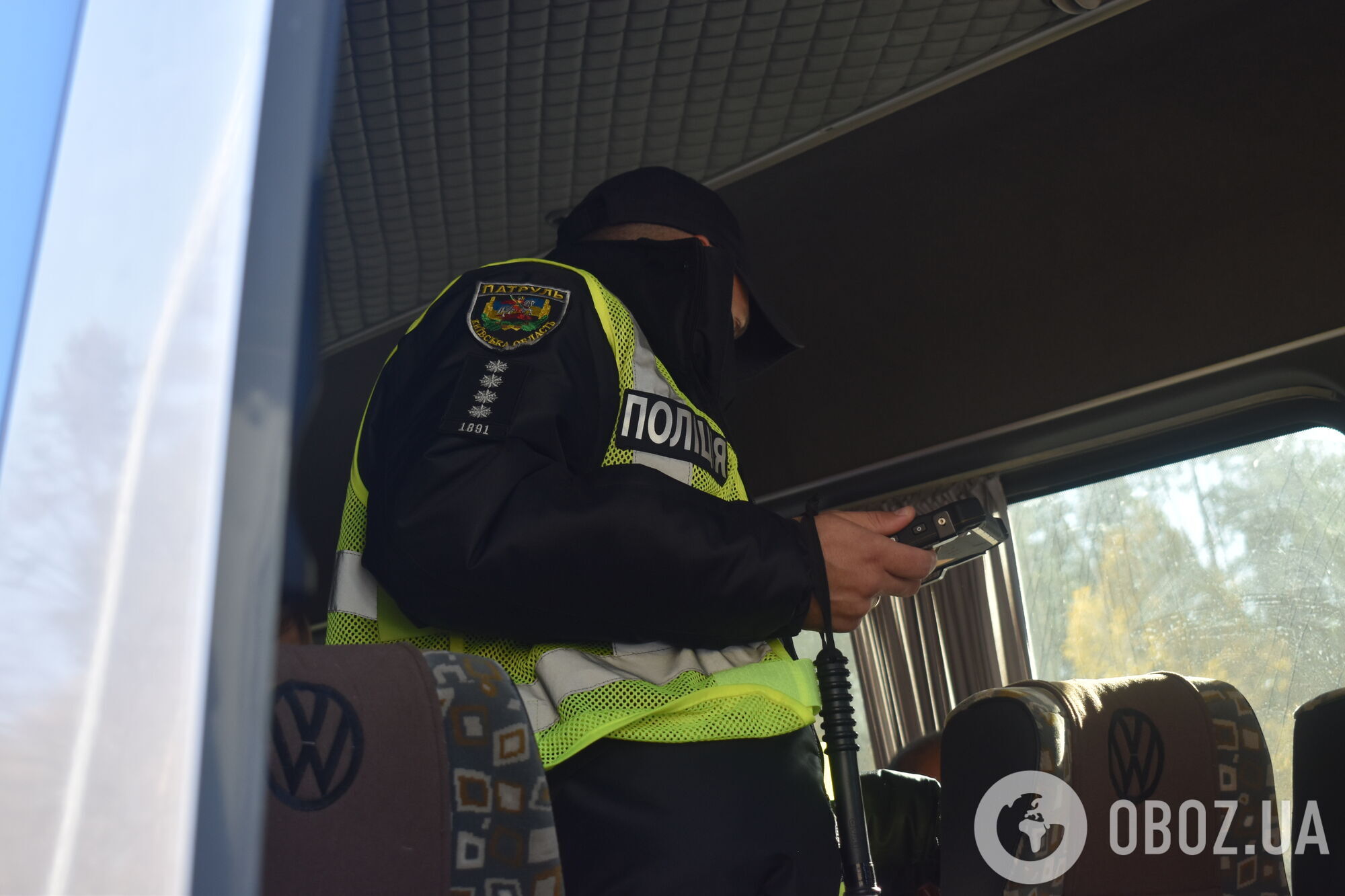 Полиция проверяет автобус с пассажирами