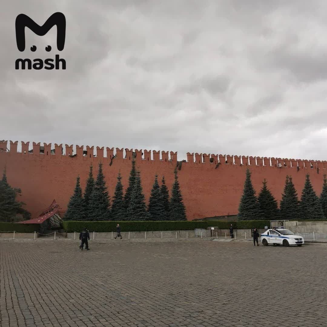 Упал один зубец стены Кремля