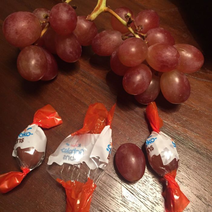 Мама сделала полезные конфеты из винограда.
