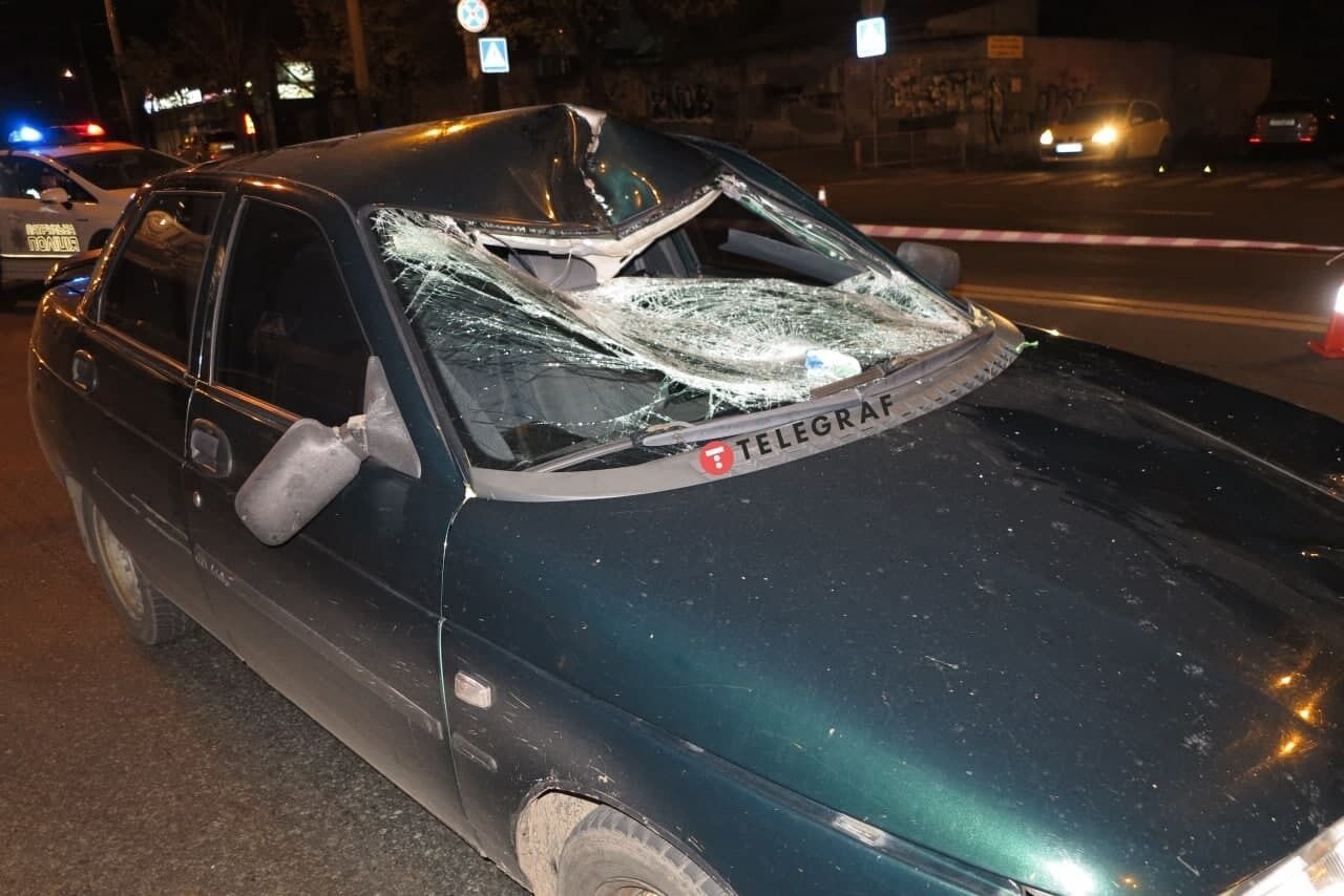 Удар был такой силы, что у машины разбилось лобовое стекло.