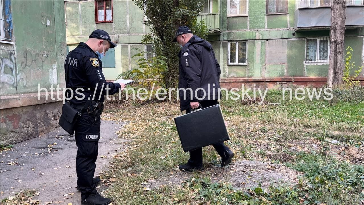 Поліція обстежує місце інциденту