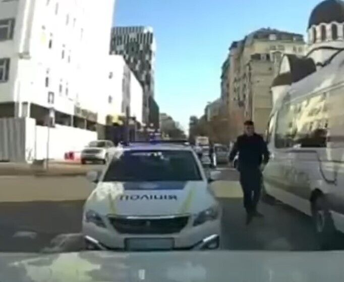 Полицейский потребовал от нарушителя вернуться в начало пробки.