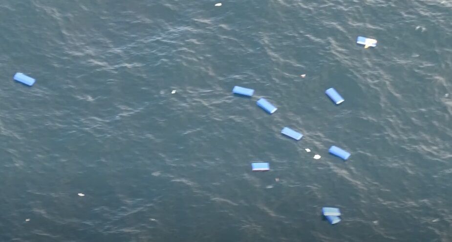 40 контейнеров упали за борт.