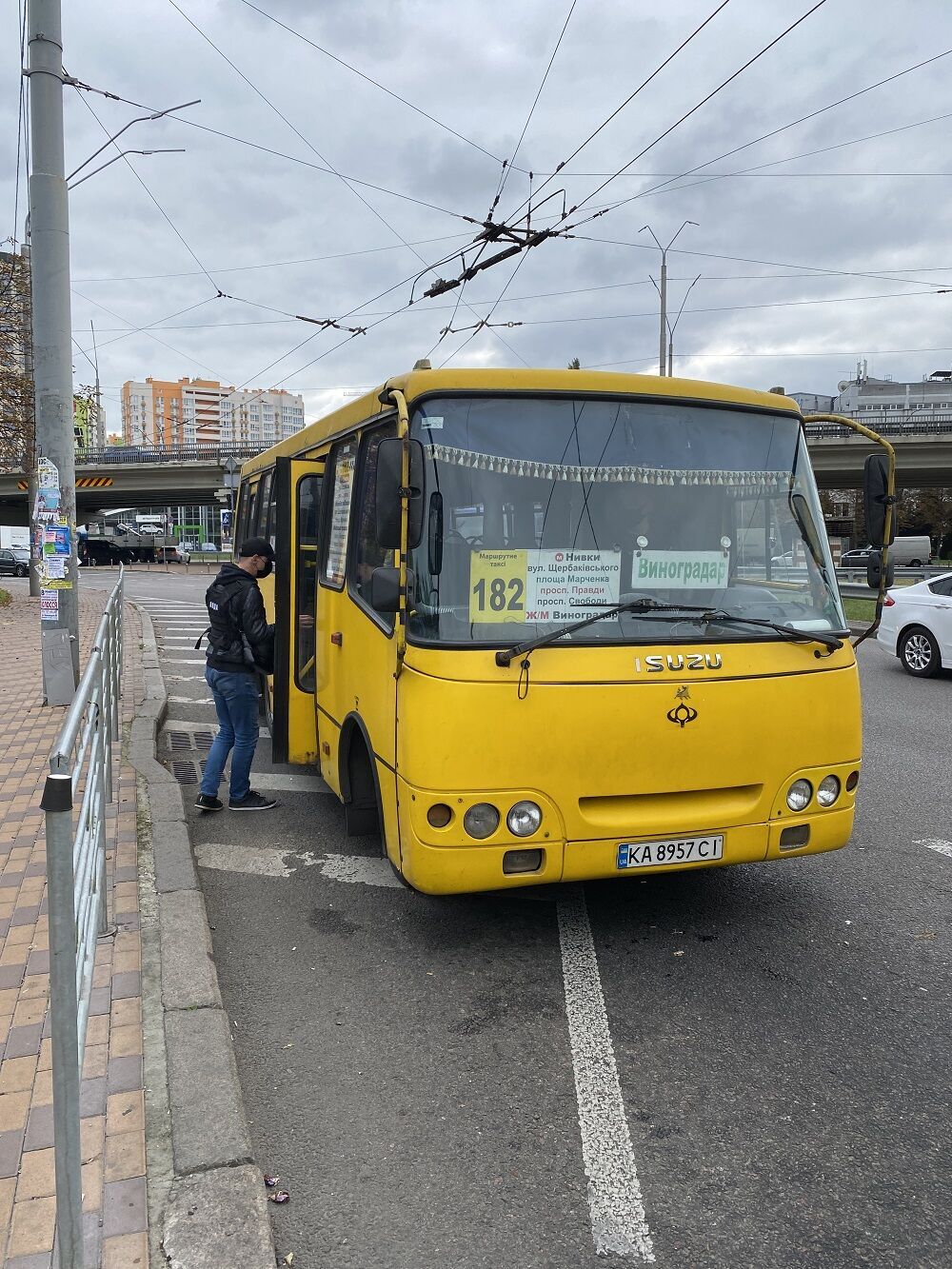 Замість нових автобусів по факту перевізник вивів старі.