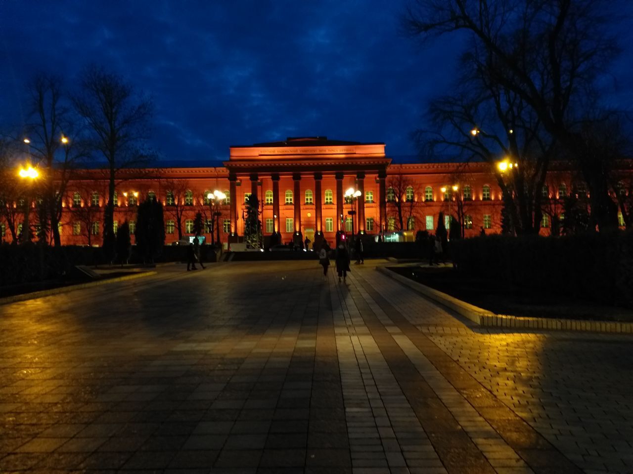 Парк Шевченко славится своим красным корпусом.