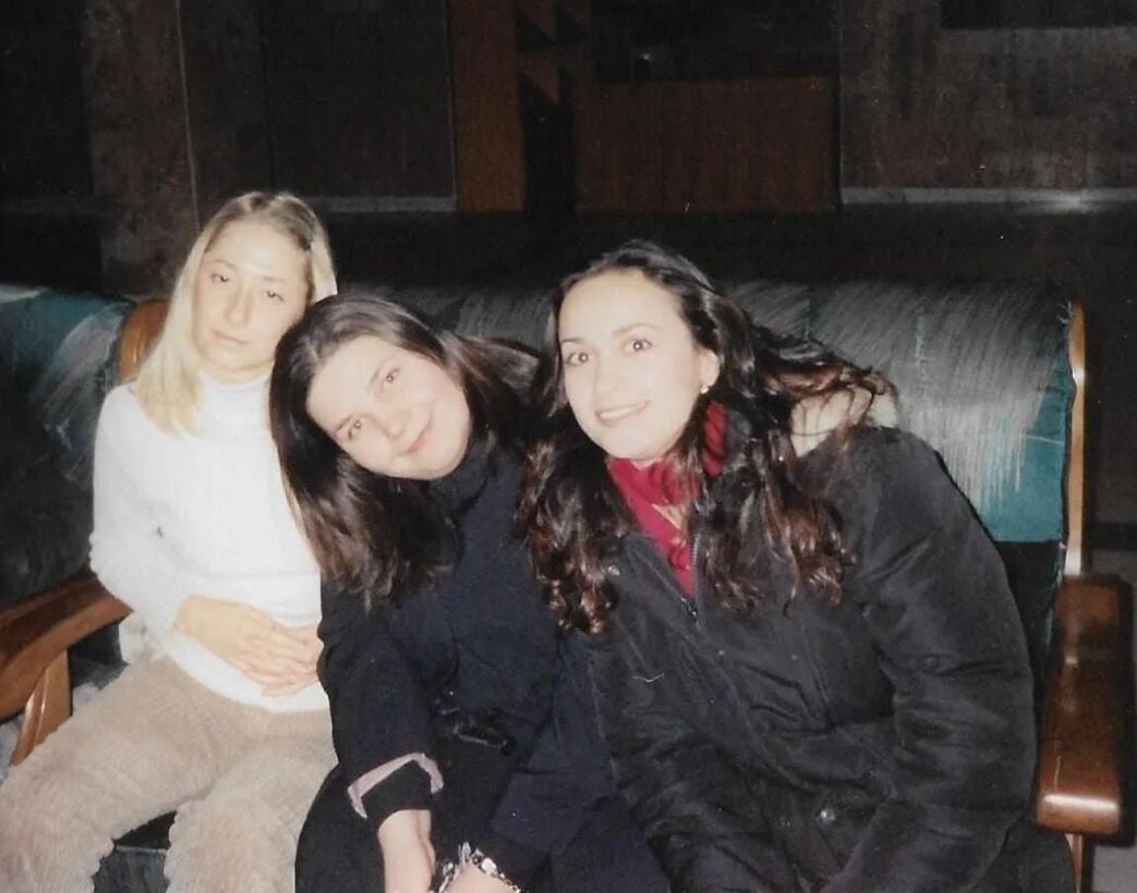 Галина Гатчинс (крайняя слева) в университете с подругами .