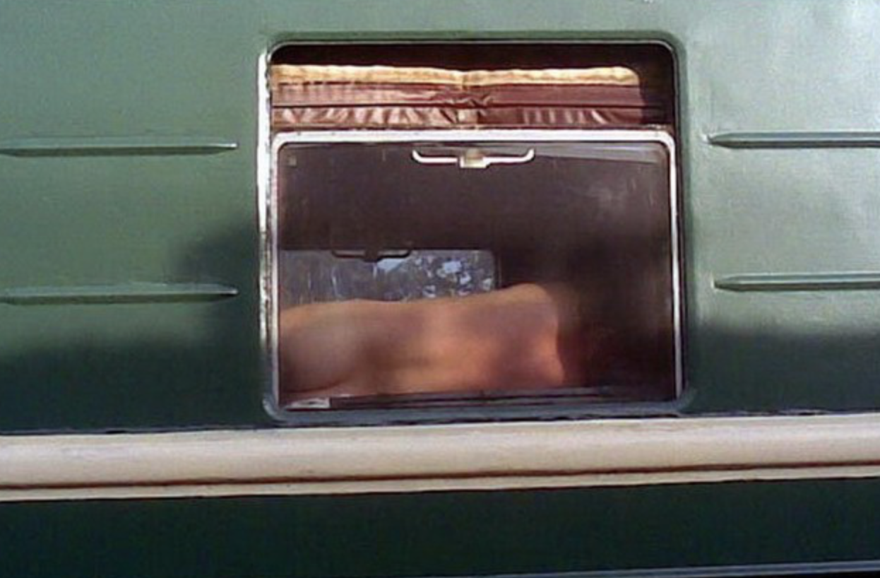 Обнаженный мужчина прилег на столике в поезде