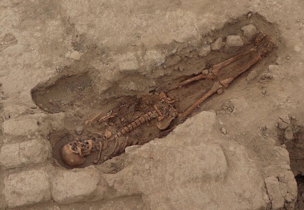 В Перу археологи обнаружили 29 скелетов в гробнице древней цивилизации уари.