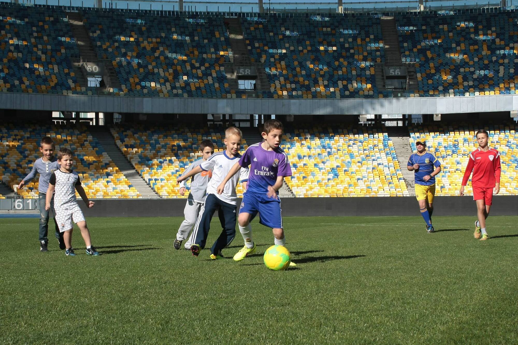 Миша Пикалов на игре по футболу.