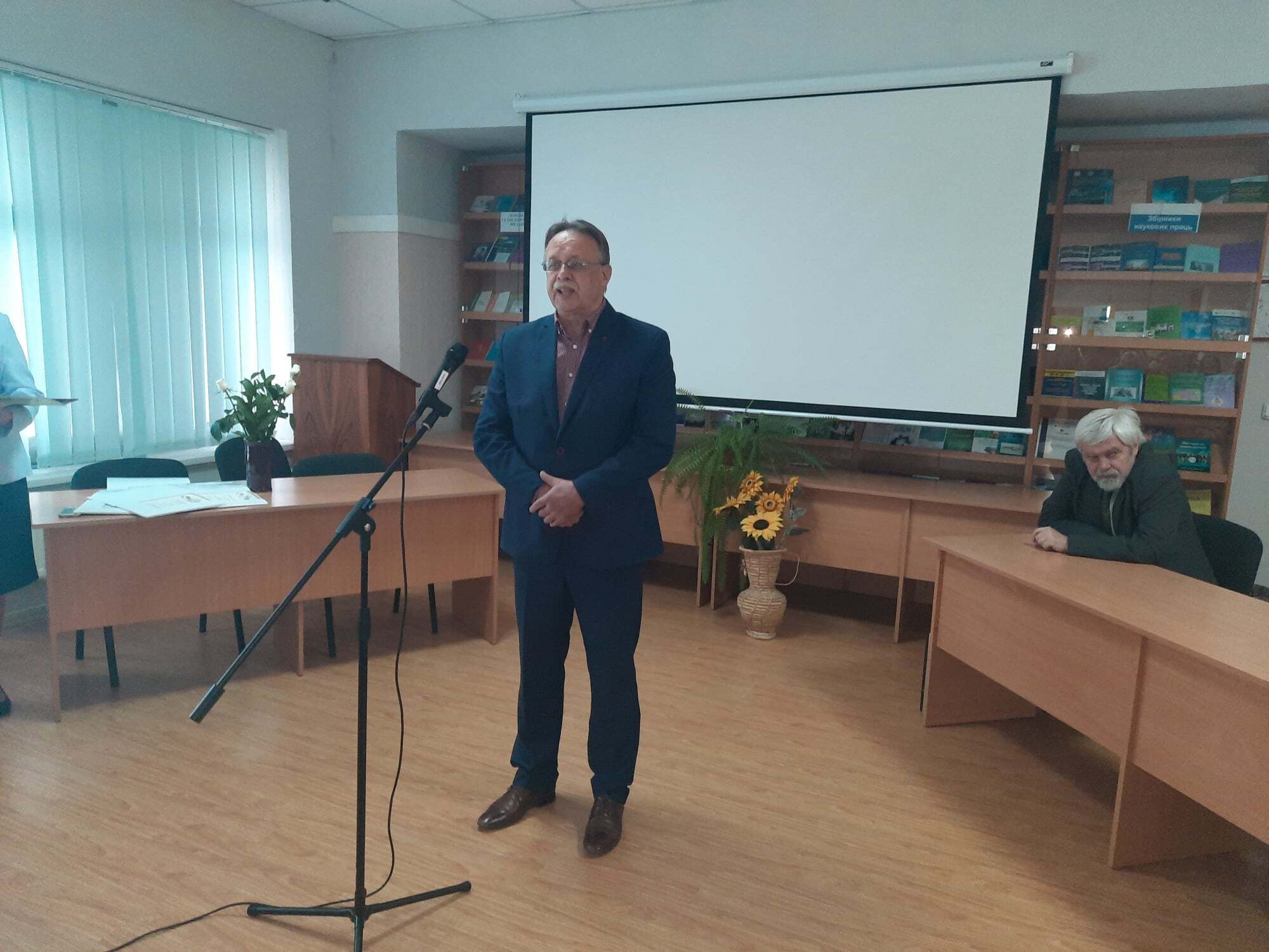 Игорь Студеняк во время выступления в библиотеке 1 октября