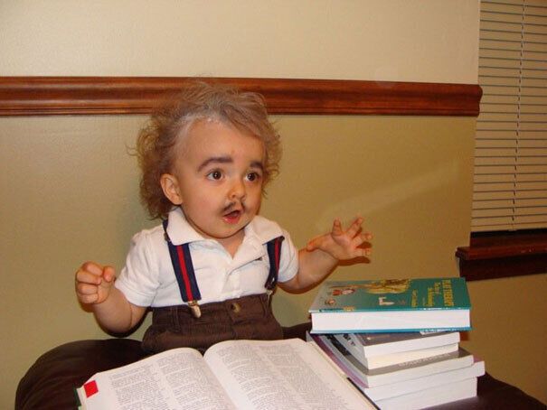 Малышу сделали макияж и он стал похож на Эйнштейна.