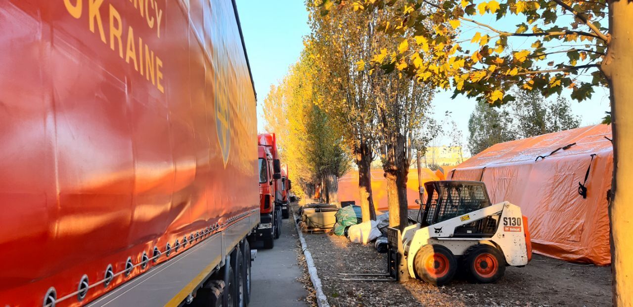 Вантажівки прибули до Каховки