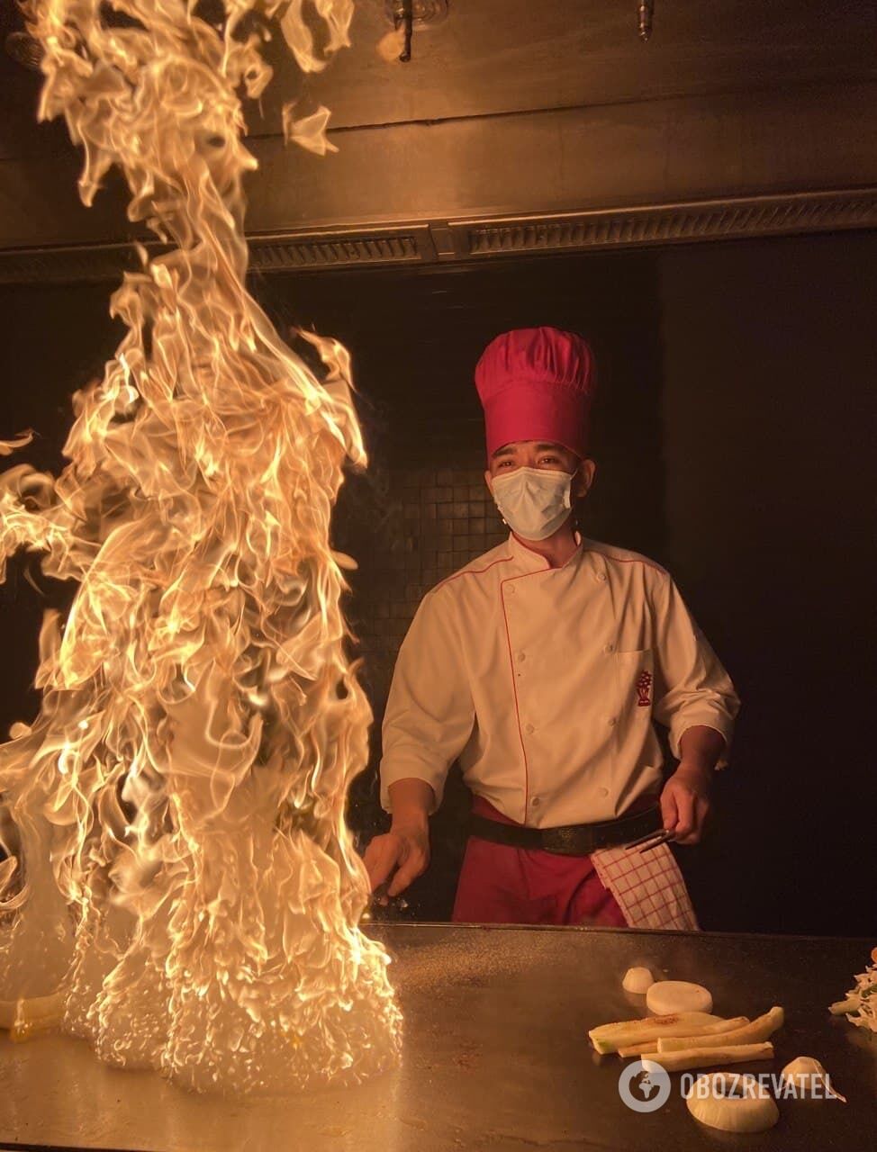 Шеф-повар "зажигает" в японском ресторане на Пхукете.