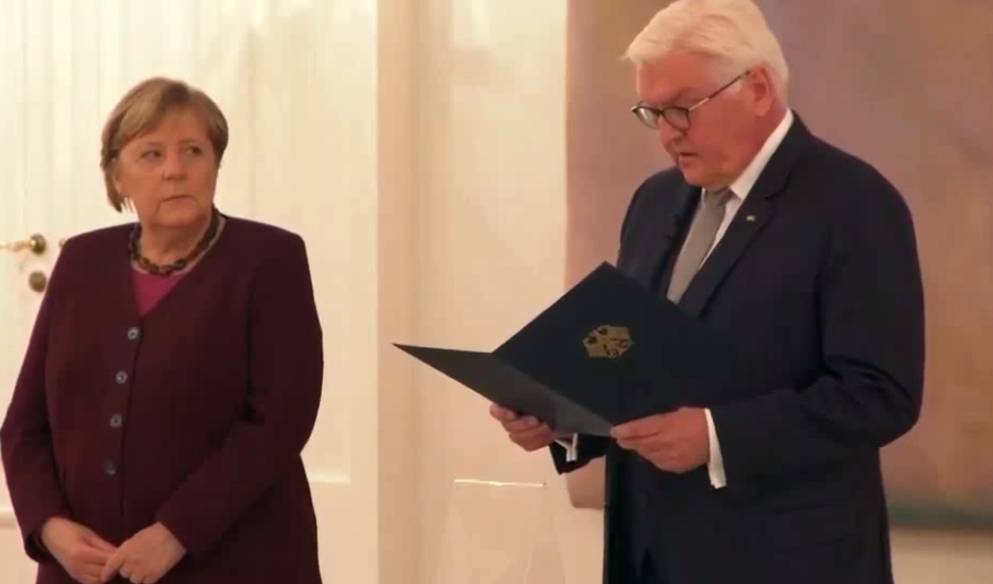 Меркель іде.