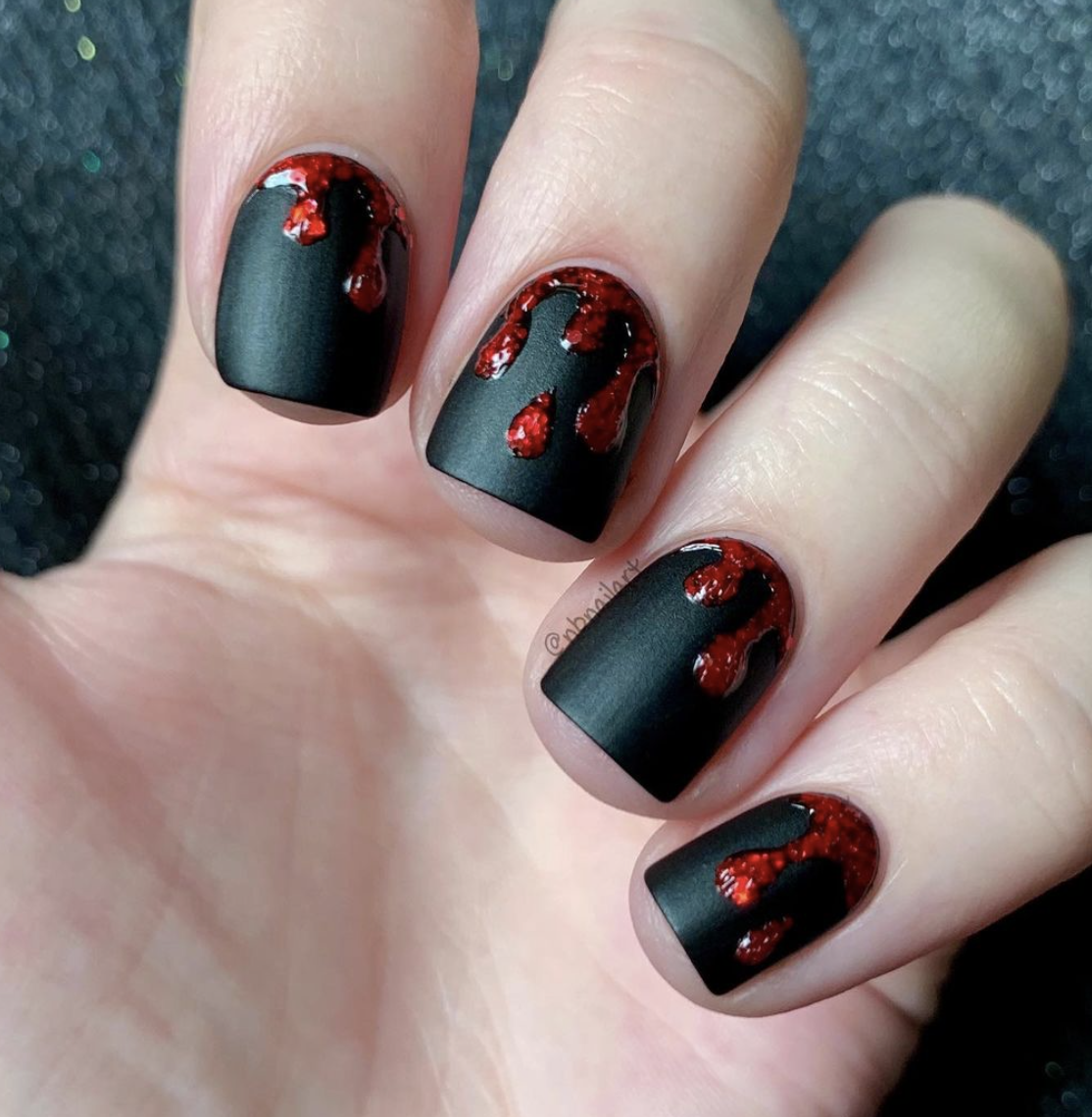 Темный маникюр с имитацией крови для Хеллоуина на короткие ногти.