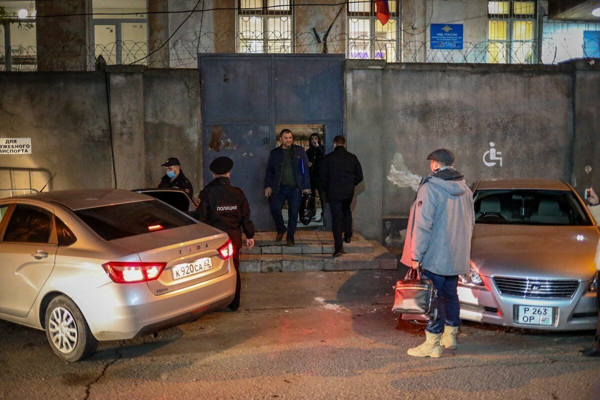 Адвоката Эдема Семедляева увозят в изолятор из райотдела полиции