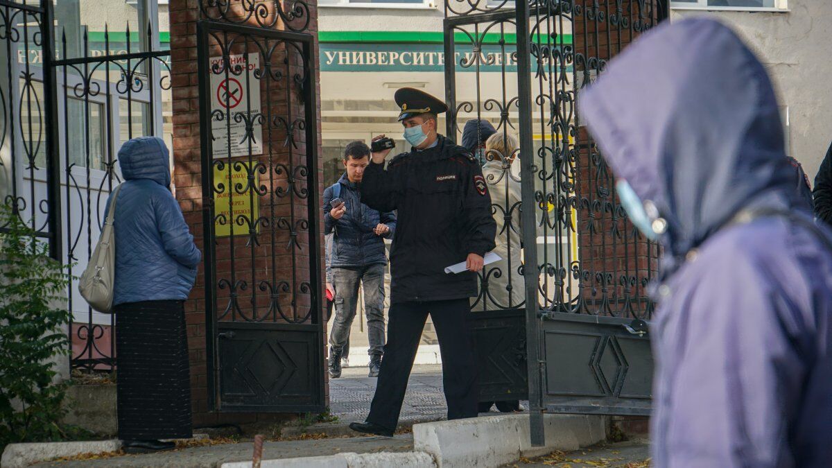 Полицейский и крымские татары перед задержанием у здания Крымского гарнизонного суда