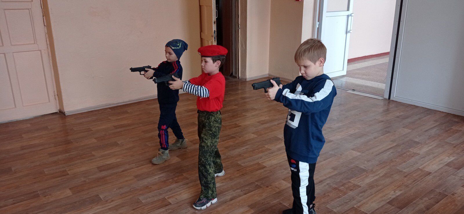 Милитаризация в крымских школах набирает обороты