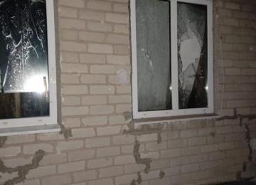 У домов разбиты окна