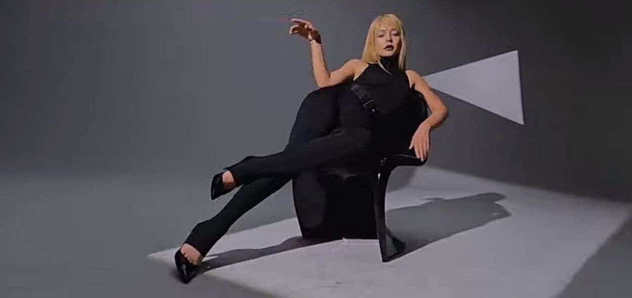 Кадр из клипа Тины Кароль - певица в Total black.