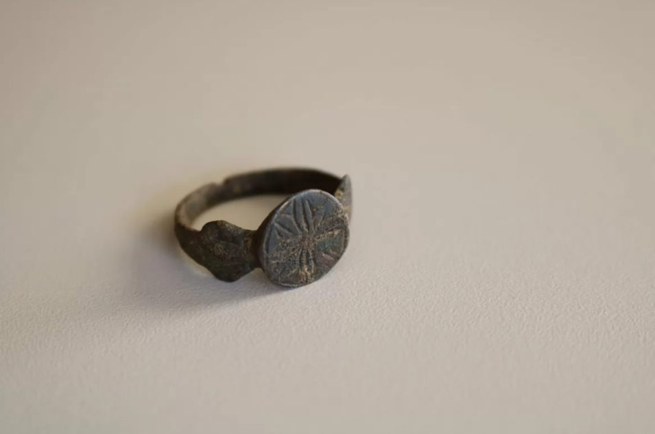 На Тернопольщине археологи нашли бронзовое кольцо казацкой эпохи.