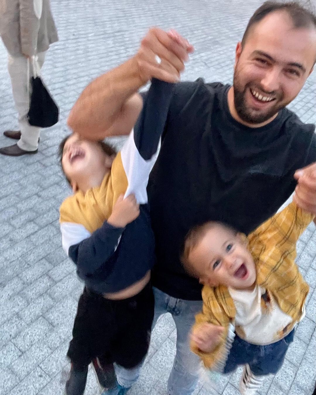 Бекір Сулейманов із своїми дітьми.