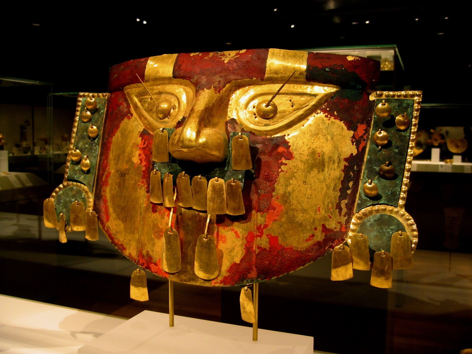 Погребальная маска культуры Сикан, которая находится в Мерополитен-музей в Нью-Йорке.
