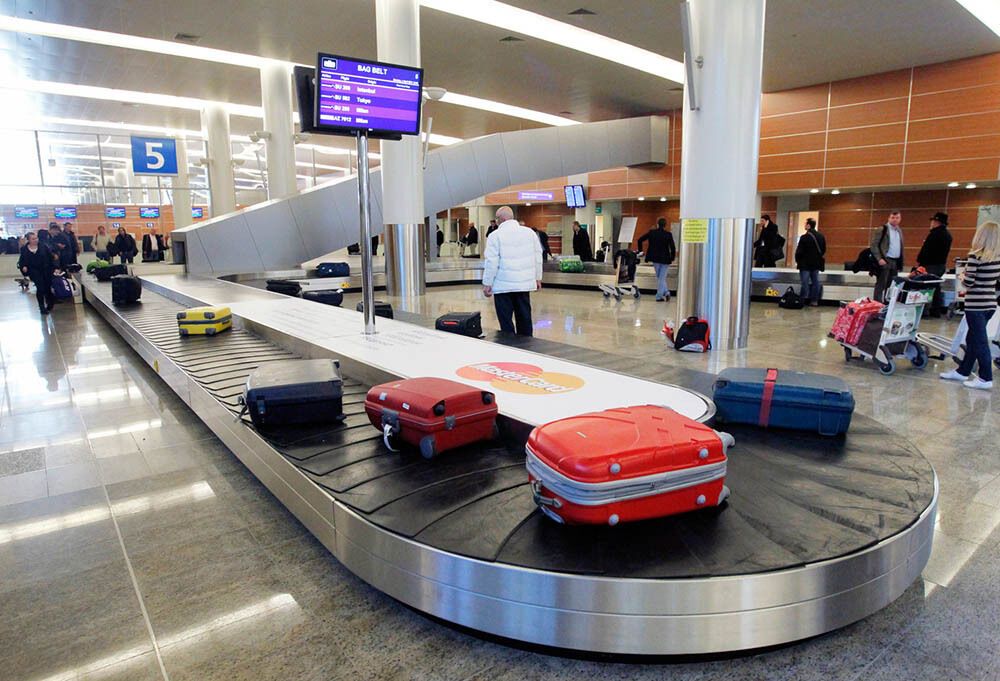 Можно лететь бизнес-классом, чтобы побыстрее получить багаж