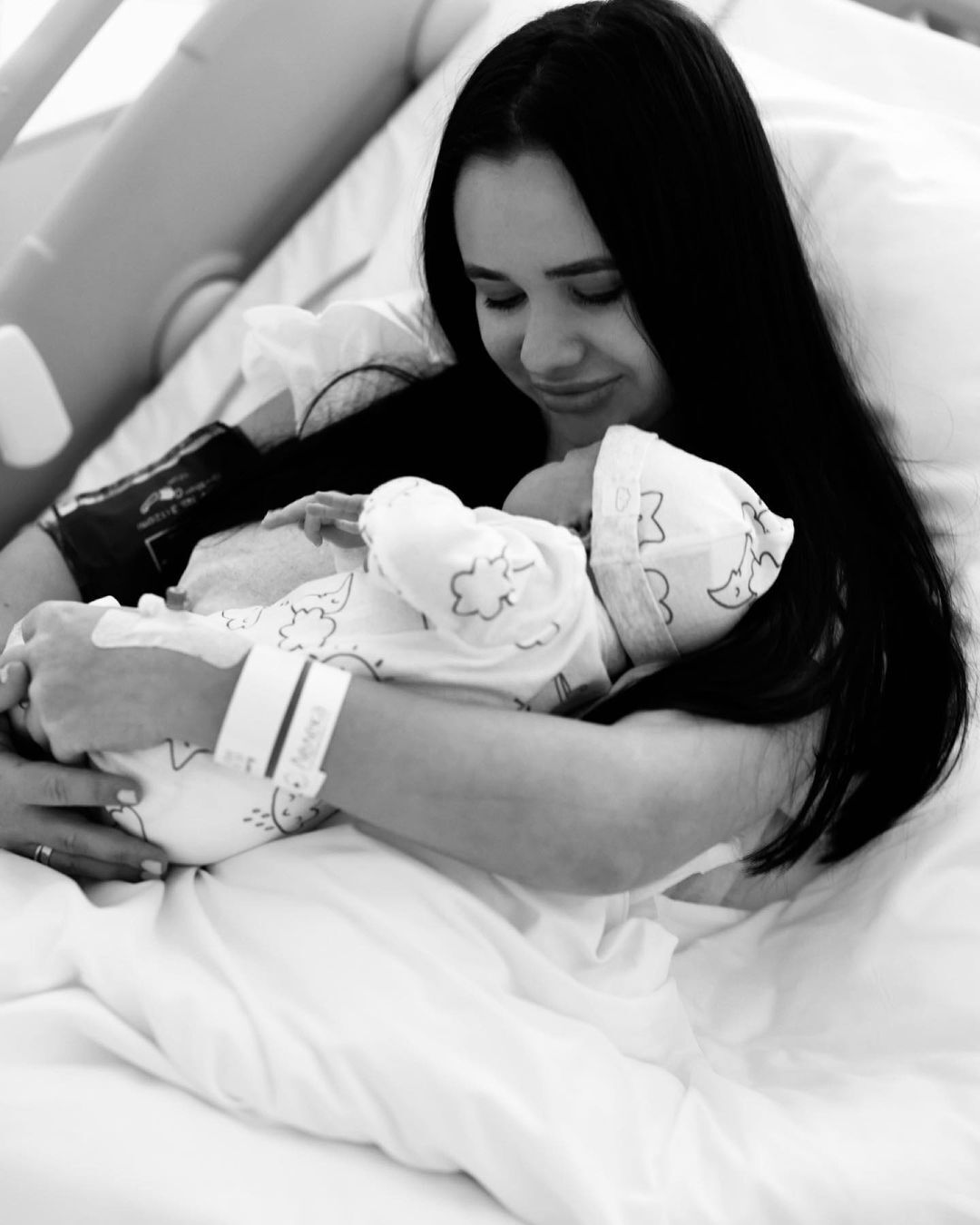 Алина Буяльская с малышом.