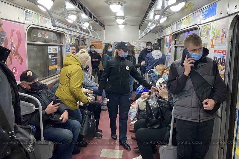 Харківські правоохоронці проводять рейд у метро з метою перевірки дотримання харків'янами маскового режиму