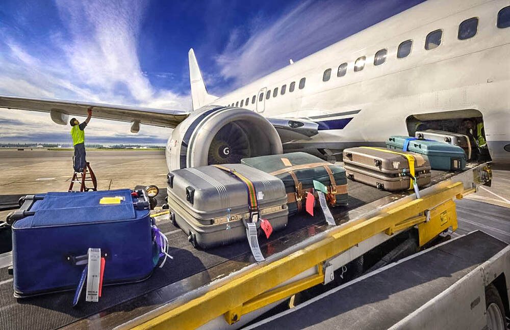 Если зарегистрироваться последним, то ваш багаж первым выгрузят из самолета