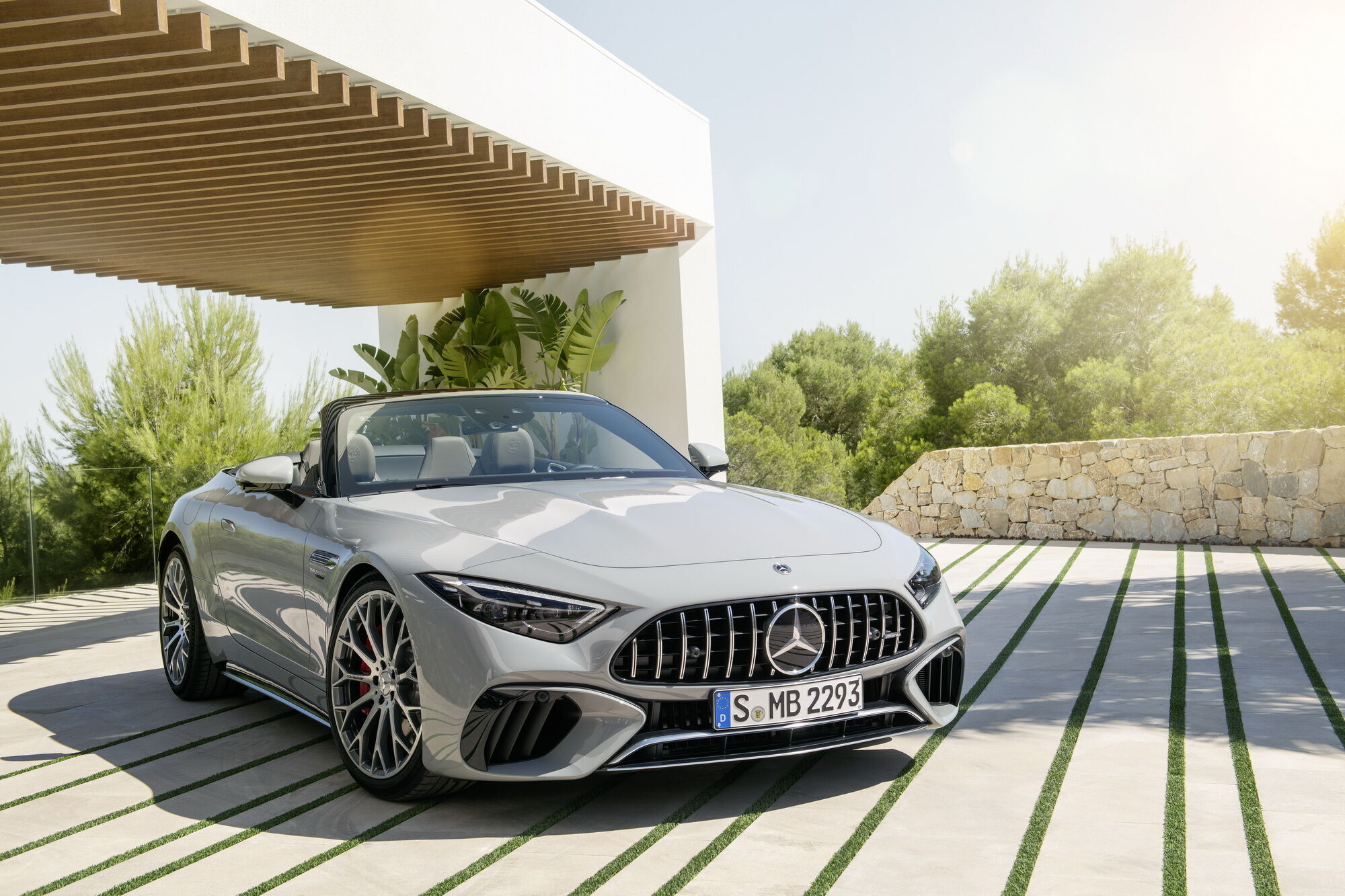 Новая генерация модели SL разработана "с чистого листа" специалистами спортивного подразделения Mercedes-AMG