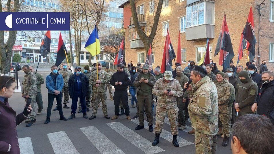 Вони напали на журналістів.