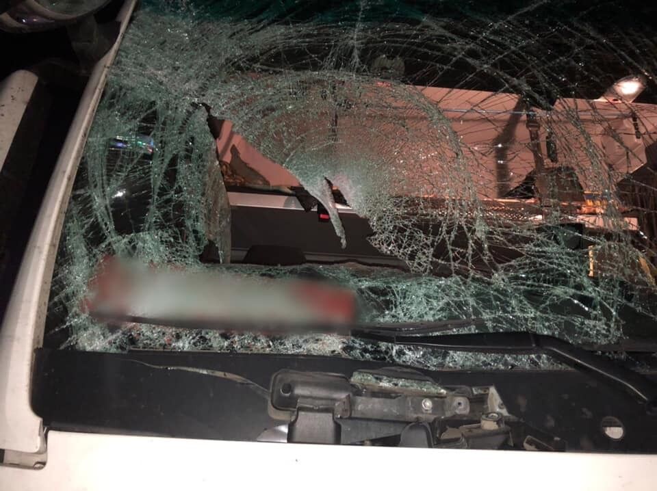 Самоубийца упал на лобовое стекло грузовика