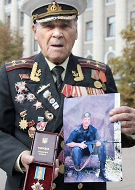 Иван Залужный с портретом внука, погибшего на Донбассе