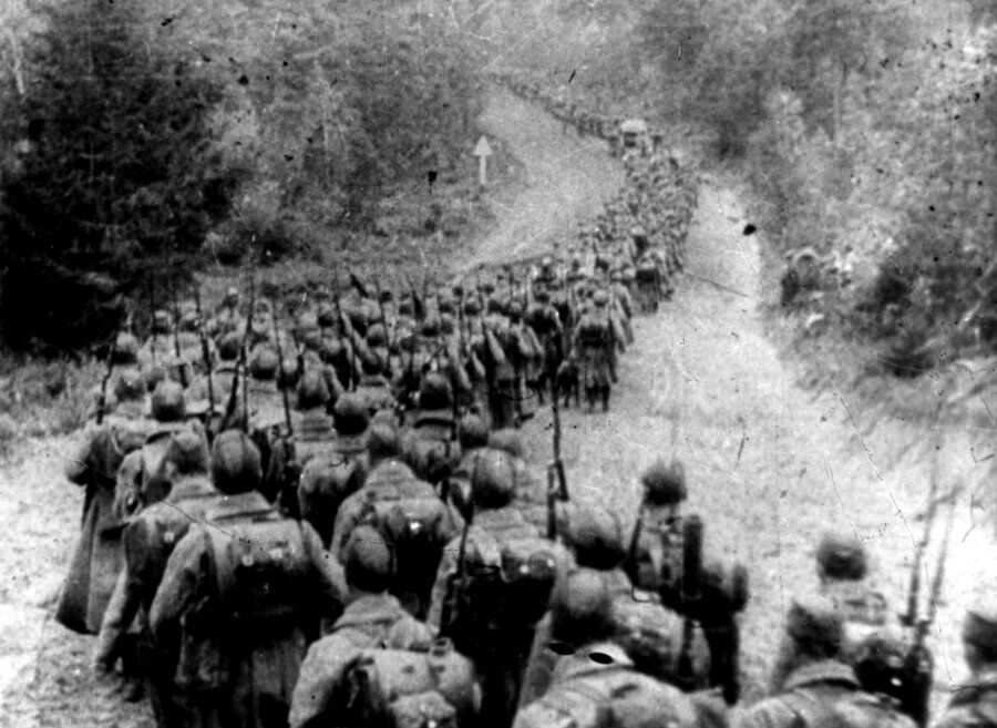 Радянська піхота перетинає кордон із Польщею, 17 вересня 1939 року