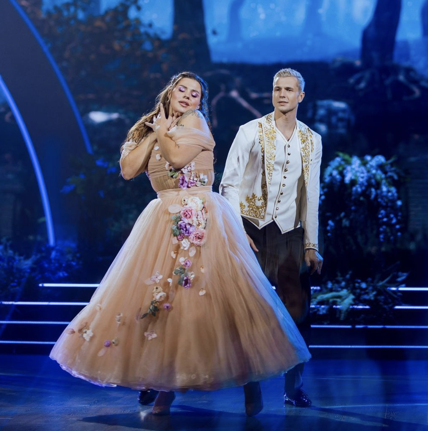 Олександра Зарицька та Юрій Мєшков танцювали віденський вальс.