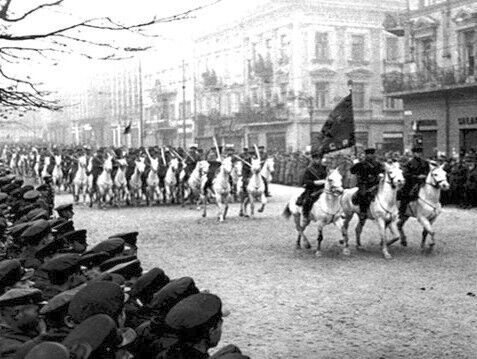 Советская кавалерия во Львове после капитуляции города. Парад на Гетманских Валах возле Гранд Отеля