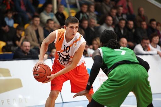 2013-го Святослав вперше зіграв за збірну України до 16 років.