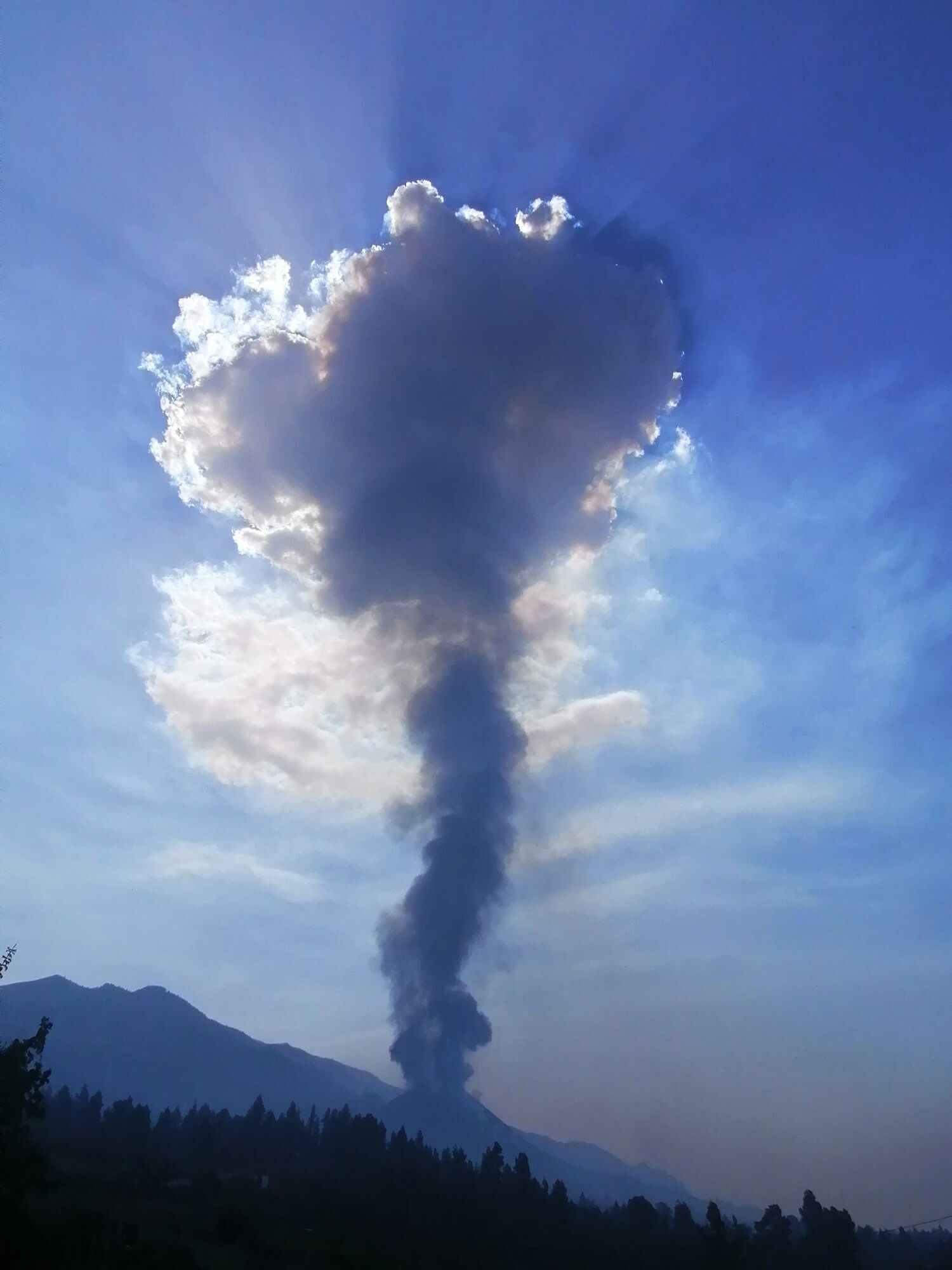 Вулкан Кумбре-Вьеха на острове Ла Пальма (Канарские острова, Испания) начал извергаться 19 сентября 2021 года.