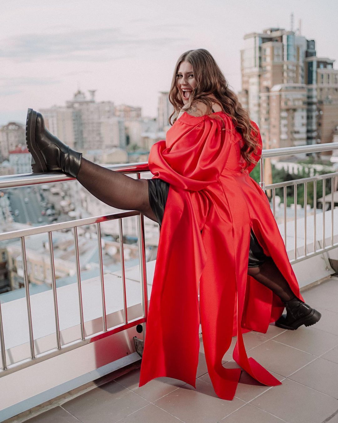 Олександра Зарицька в червоній сукні.