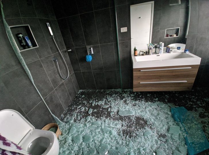 Двері душової кабіни вибухнули вночі.