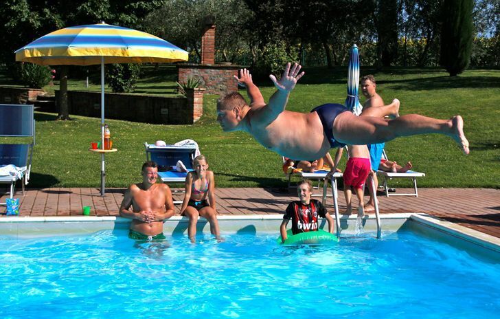 Грациозный прыжок в бассейн.