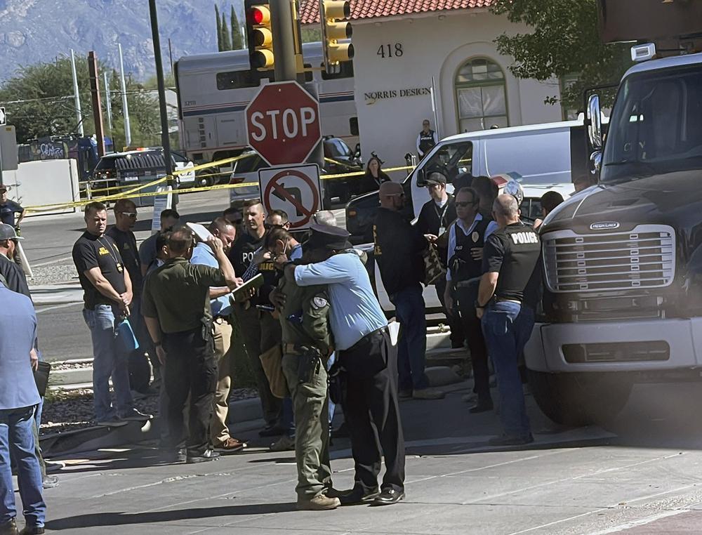 Полиция на месте стрельбы в Аризоне