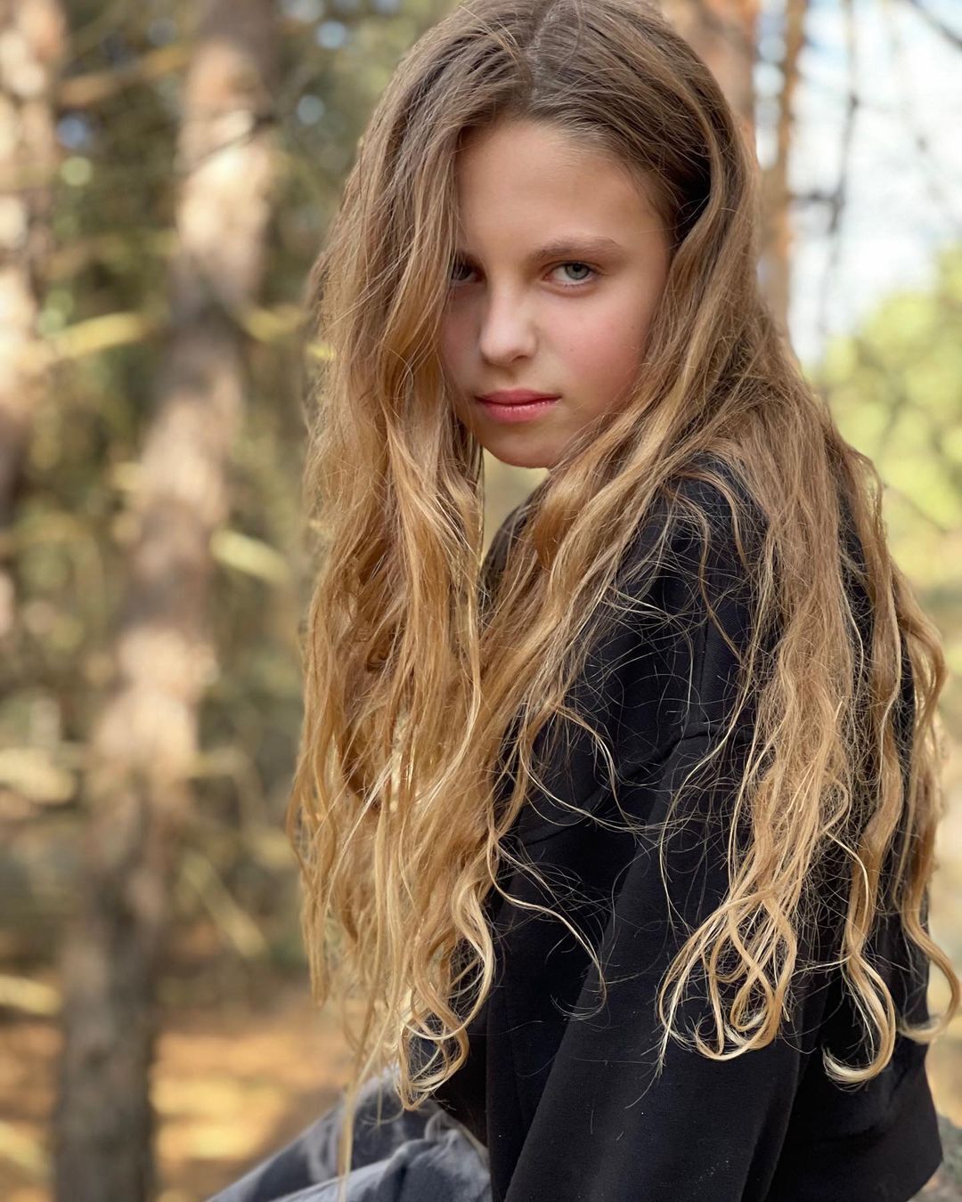 Дочь Поляковой Алиса в лесу.