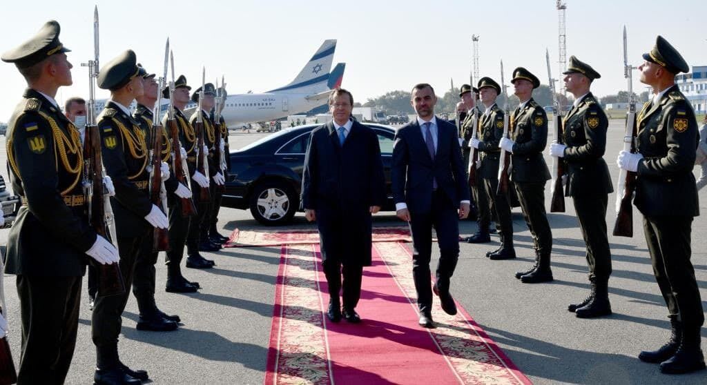 Президент с делегацией в аэропорту.