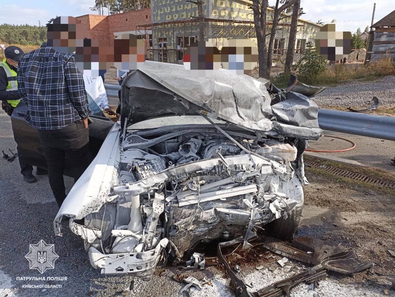 Двох людей госпіталізували до лікарні.