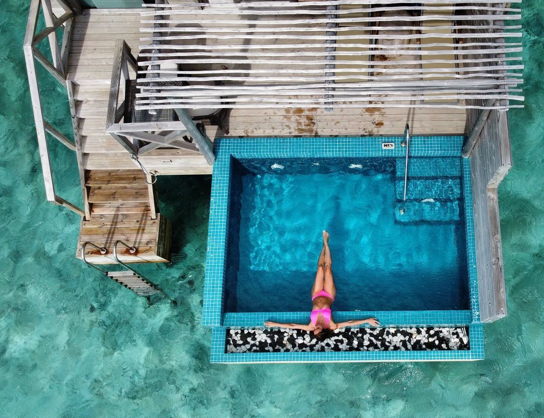 В купальнике на Мальдивах украинская каратистка нежится на пляже