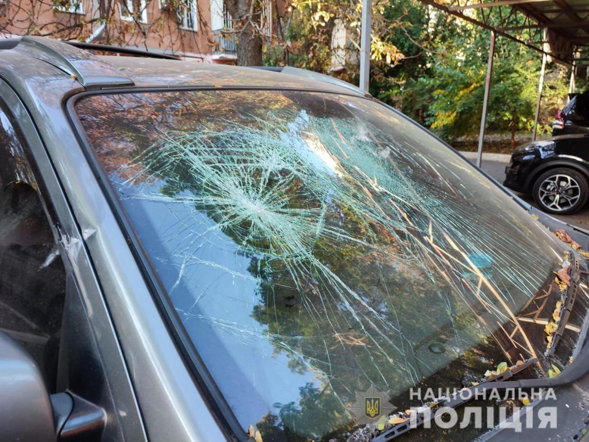Житель Одессы бросал камни в полицейские авто.